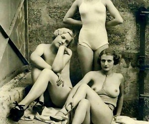 Retro flappers shrieking with purrfectly shaped bods..