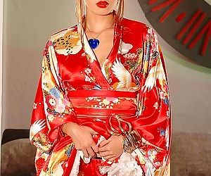 Bela Ásia modelo Maricá Hase caminhadas ela de quimono para