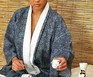 Japoński Kobieta ściera olej w jej duży cycki do w