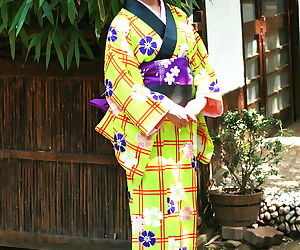 Sweet Japanese girl hikes her kimono && spreads to display..