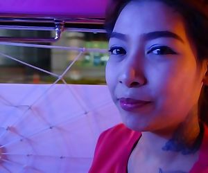 Tatuado tailandés hembra Con grande Tetas Consigue masturbar :Por: Un
