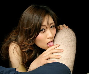 Naakt japans chick eet Cum Van haar vingers na een pov