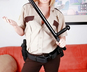 Torride miel dans la police uniforme Krissy Lynn undressing..