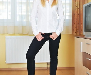 Blonde hottie Kiara Herr posing in Elegant weiß shirt and..