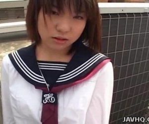 Japanisch Schulmädchen saugt cock..