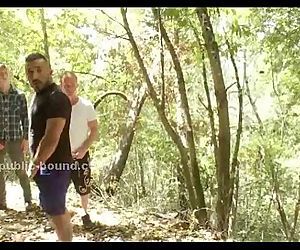 couple de les gays Pris dans l' La forêt