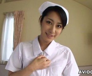 asiatische Krankenschwester saugen schwer auf ein fat..