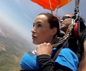 คน ข่าว @ เซ็กส์ skydiving with..
