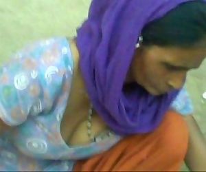 Aunty showing cleavage - 17 sec