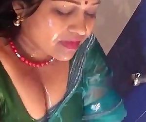 HOTTEST BATHING BY HOT AUNTY..
