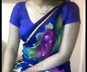 Sexy Desi Aunty boobs teasing in saree - 2 min