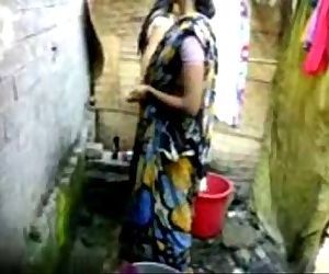 bangla Desi aldeia menina bathing..