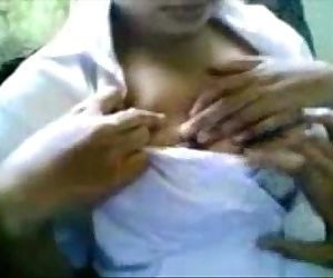 सींग का बना हुआ नर्स दिखा रहा है उसके nipples..