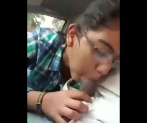 भारतीय देसी लड़की चूसना लंड में car..