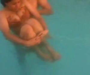 Indiase College meisje naakt in zwembad