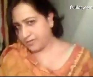 美丽的 旁遮普语 bhabi 表示 她的 boobs, 很烂 和 licks..