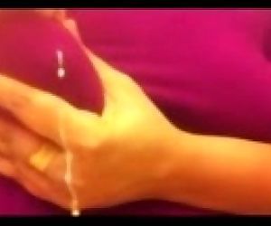 грудастая индийский женщины выражая груди Молоко 2 мин