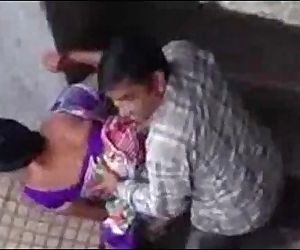 Indiase Paar gevangen op Cam 3 min