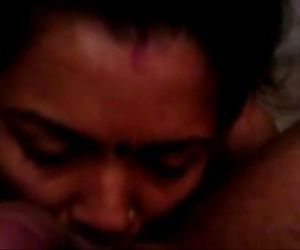 Indiase vrouw zuigen haar mans haan in slaapkamer 48 sec