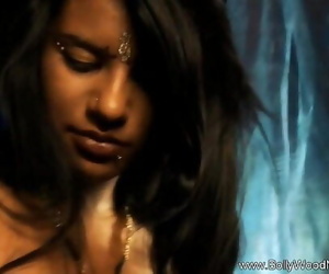 Erotico sensualità da India 11 min 720p