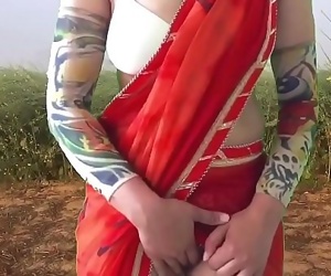 Sexy caliente MILF en campos Desnudo Atrapado :Por: Agricultor 10 min 720p