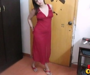 Indiana Amador mulher sonia descascar nu no sexy red..