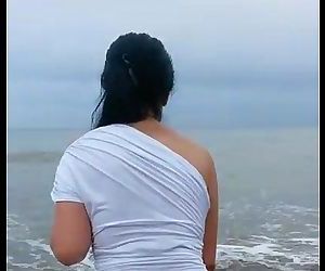 mi novia en la playa con su rica tanga marcada - 34 sec