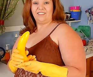 Mature fat housewife getting naked and modelling in..