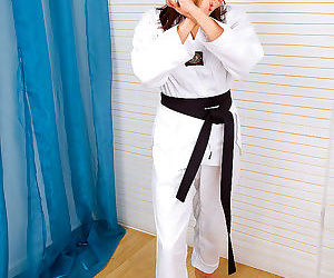 Pulchne cipki Cindy Reed pokazuje off jej Karate umiejętności part..