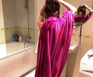Sexy mature Diana Ananta drops towel to show her natural..