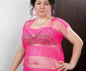 Geschoren kut van een volwassen vette Gulya weergegeven in Roze lingerie