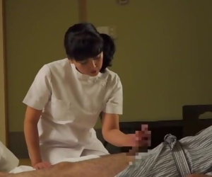 Volwassen japans masseuse geeft Opdrachtgever handjob Ondertitels