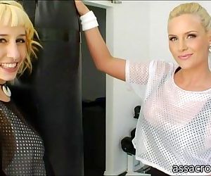 Curvy honing Phoenix Marie en Proxy Paige anaal in De Fitnessruimte