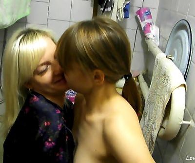 两个 缔约方 女孩 开始 他们 自己的 浴室 乐趣