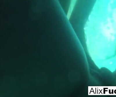 पानी के नीचे छिपा कैमरा लेस्बियन मज़ा के साथ Alix और Jenna