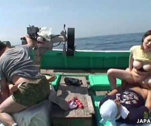 Asiatique salopes arriver baisée sur Un la pêche Bateau 49 sec