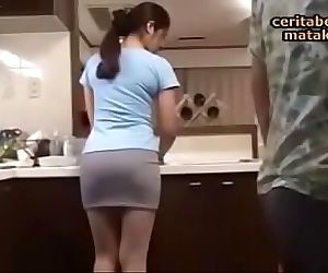 istri jepang selingkuh ngentot con temán suami Di dapur 8 min