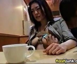 japans Vrouw met haar tieten blootgesteld 5 min