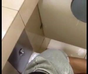 Chinois garçon sucer bite dans toilettes et Selfie