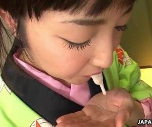 Asiatische Hündin in ein kimono saugen auf seine errichten prick 54 sec