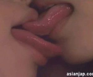japans lesbische vrouwen kus 21 2 min