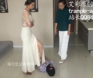 दो एशियाई Mistresses पिटाई ऊपर आदमी