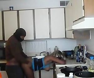 गर्म काले लड़की गड़बड़ में रसोई