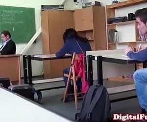 Brünette Schulmädchen fickt Schwanz in Klasse