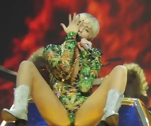 Miley Cyrus 温泉 3