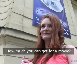 Publicagent sexy Tsjechisch redhead neukt Wild in openbaar garage