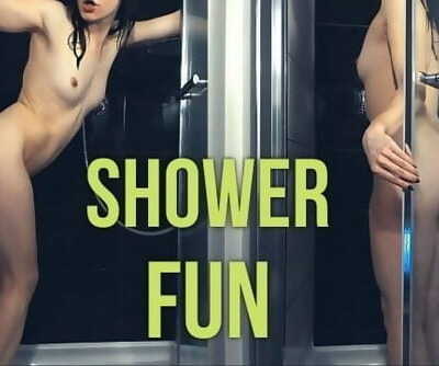 masturberen haar jong kut met een Vet faux haan in een douche tacy strak